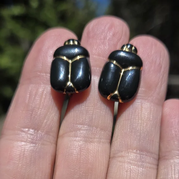 Black Porcelian & Gold Scarab Screw On Vintage Earrings - Picture 3 of 7